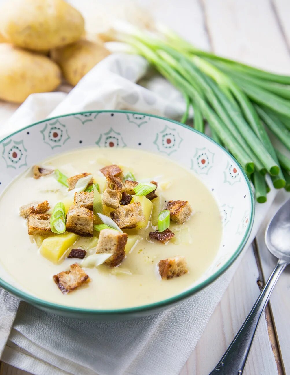Суп пюре с гренками. Картофельный суп с гренками. суп с горгонзолой. суп пюре с курицей и гренками.
