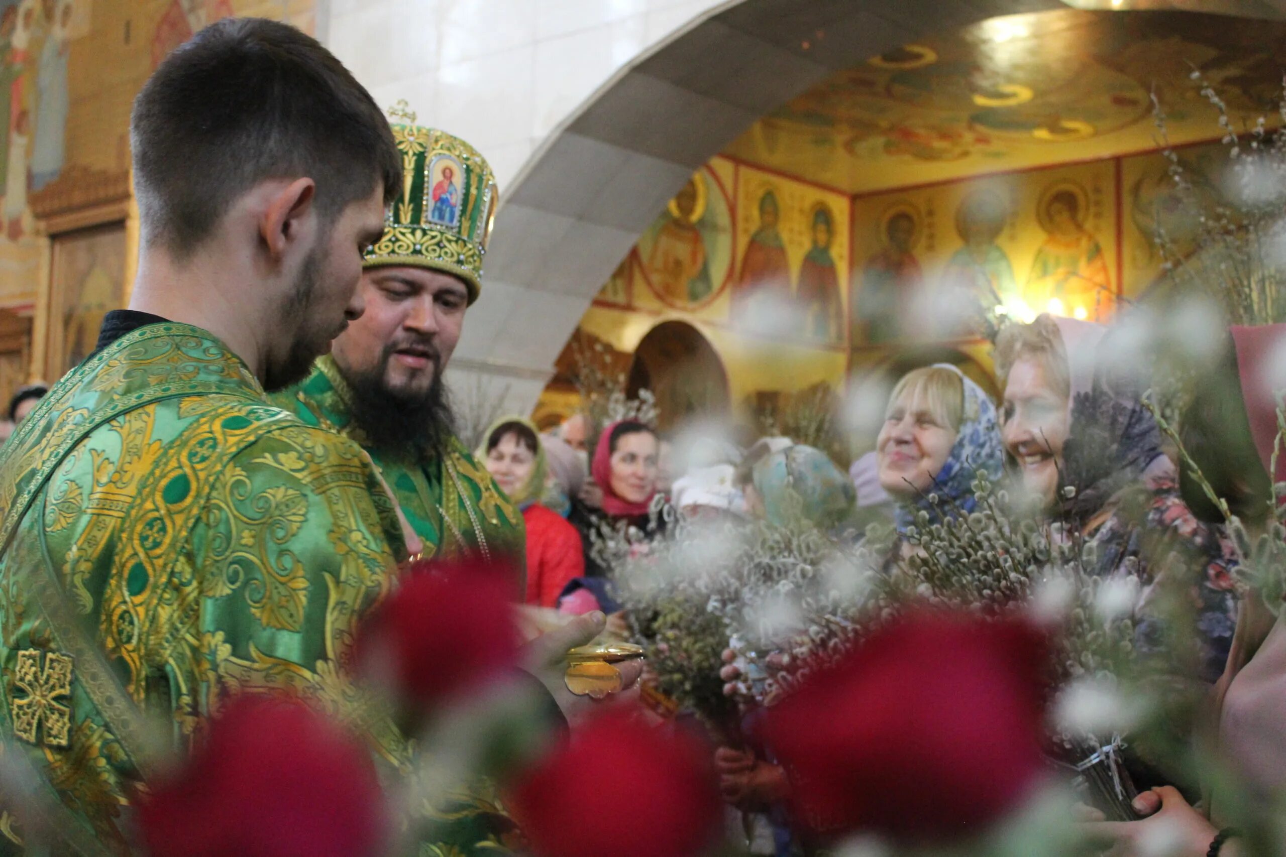 Вербное воскресенье в Иерусалиме. Енисейская епархия Вербное Воскресение украшение иконы. Вербное воскресенье празднование. Освящение вербы в храме.