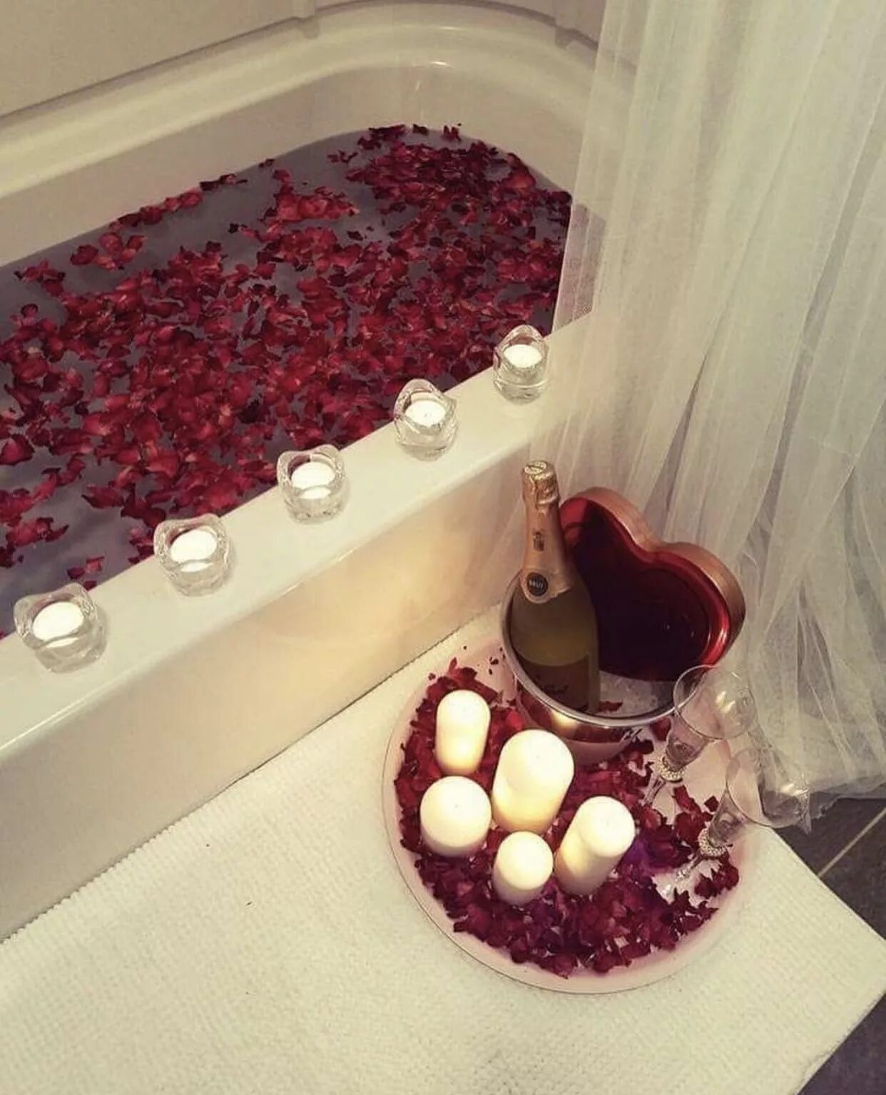 Сюрпризы для ванны. Ванна с лепестками роз. Джакузи с лепестками роз. Ванна с пеной и лепестками роз и свечами. Ванна с пеной и лепестками роз.