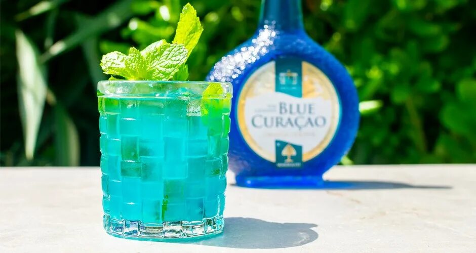 Кюрасао ликер коктейли. Мохито и Кюрасао. Мохито Блю. Curacao Blue Mohito. Блю Кюрасао коктейль голубая Лагуна.