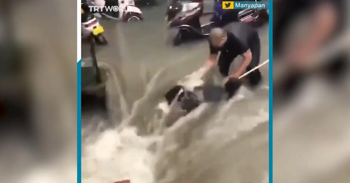 Китай метро затопило. Наводнение в Хэнань. Затопление метро в Китае. Гурбукинская яма спасение девушки. Спас девушку видео