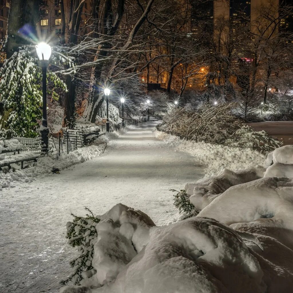 Город снег вечер. Зима в городе. Зимний сквер. Снежная улица. Парк зимой ночью.