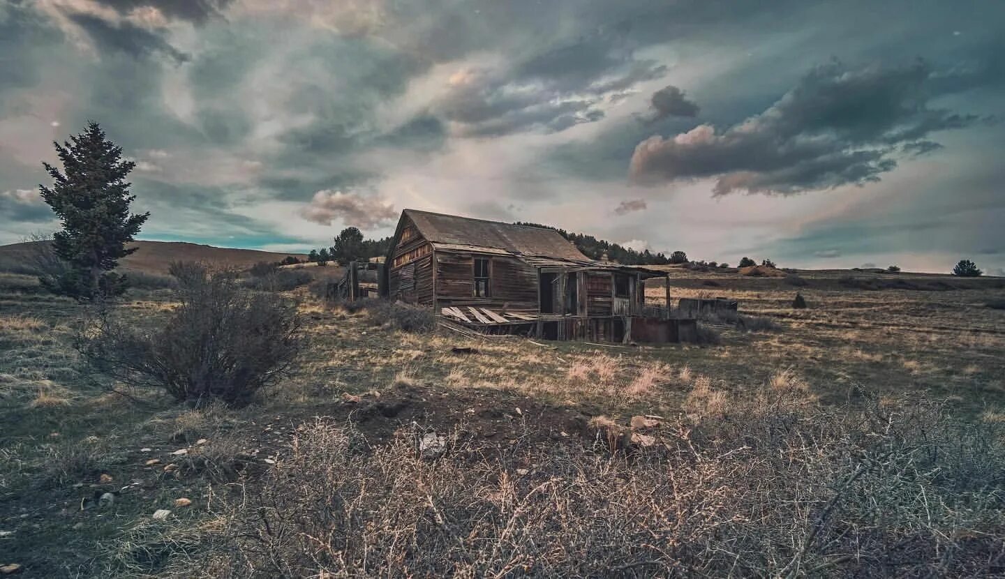 Abandoned village. Заброшенные деревни Аляска. Заброшенные села ЧЗО. Заброшенные деревни в США. Поселок Форест заброшенный.