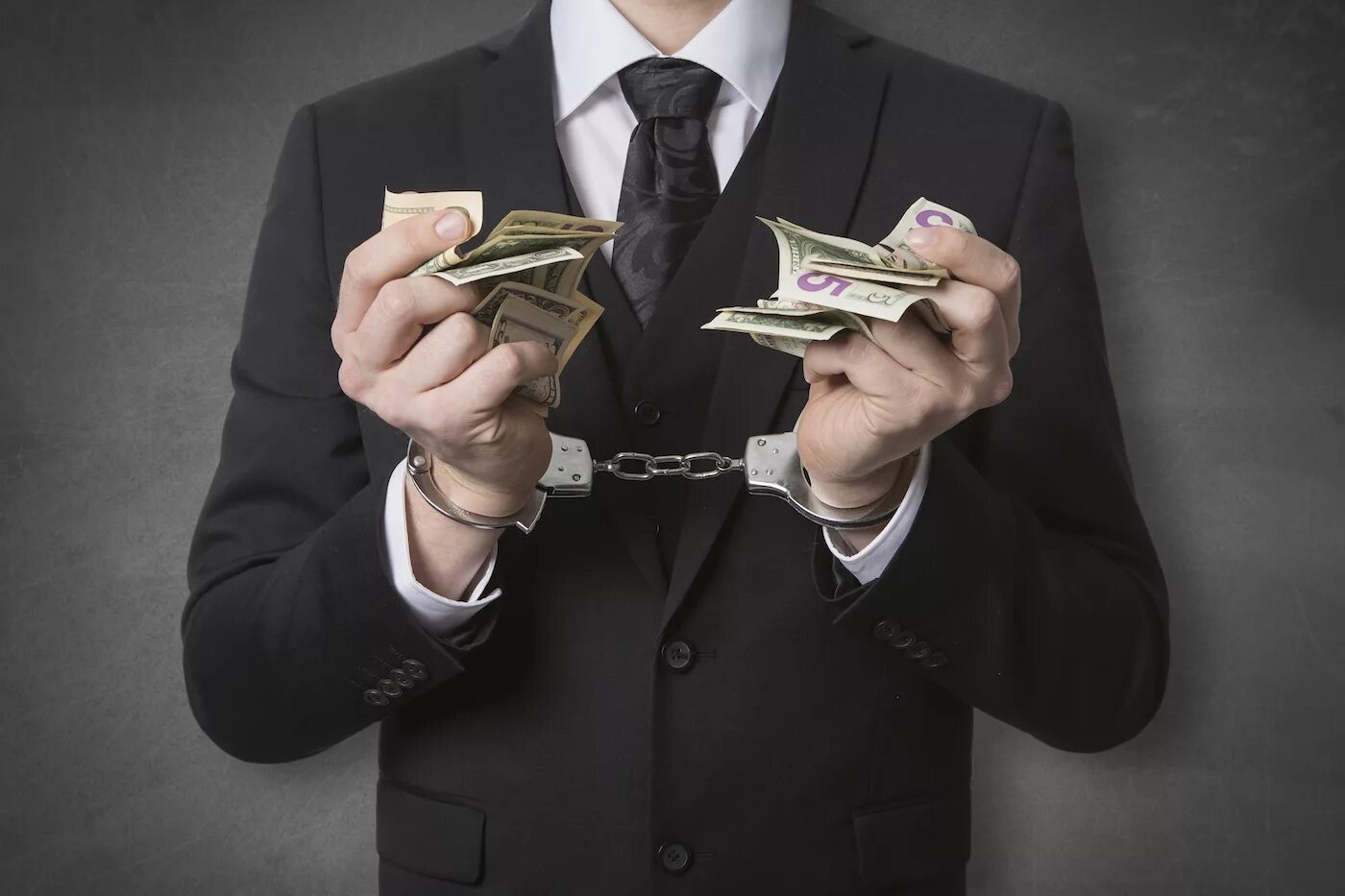 Инвестиции в бизнес. Деньги в руках девушки. Денежный займ на карту. Кредитор картинки. Займы.