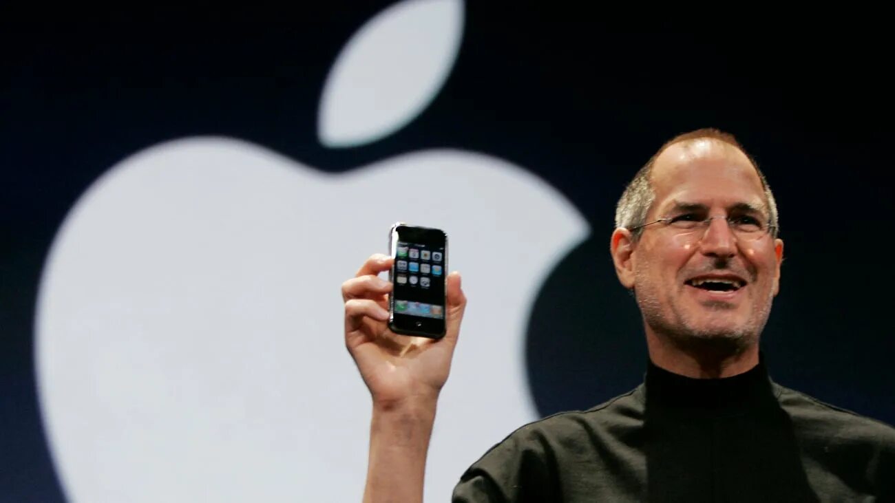 Дата создания apple. Стив джобс с айфоном. стив джобс 2007. apple steve jobs. айфон 1.