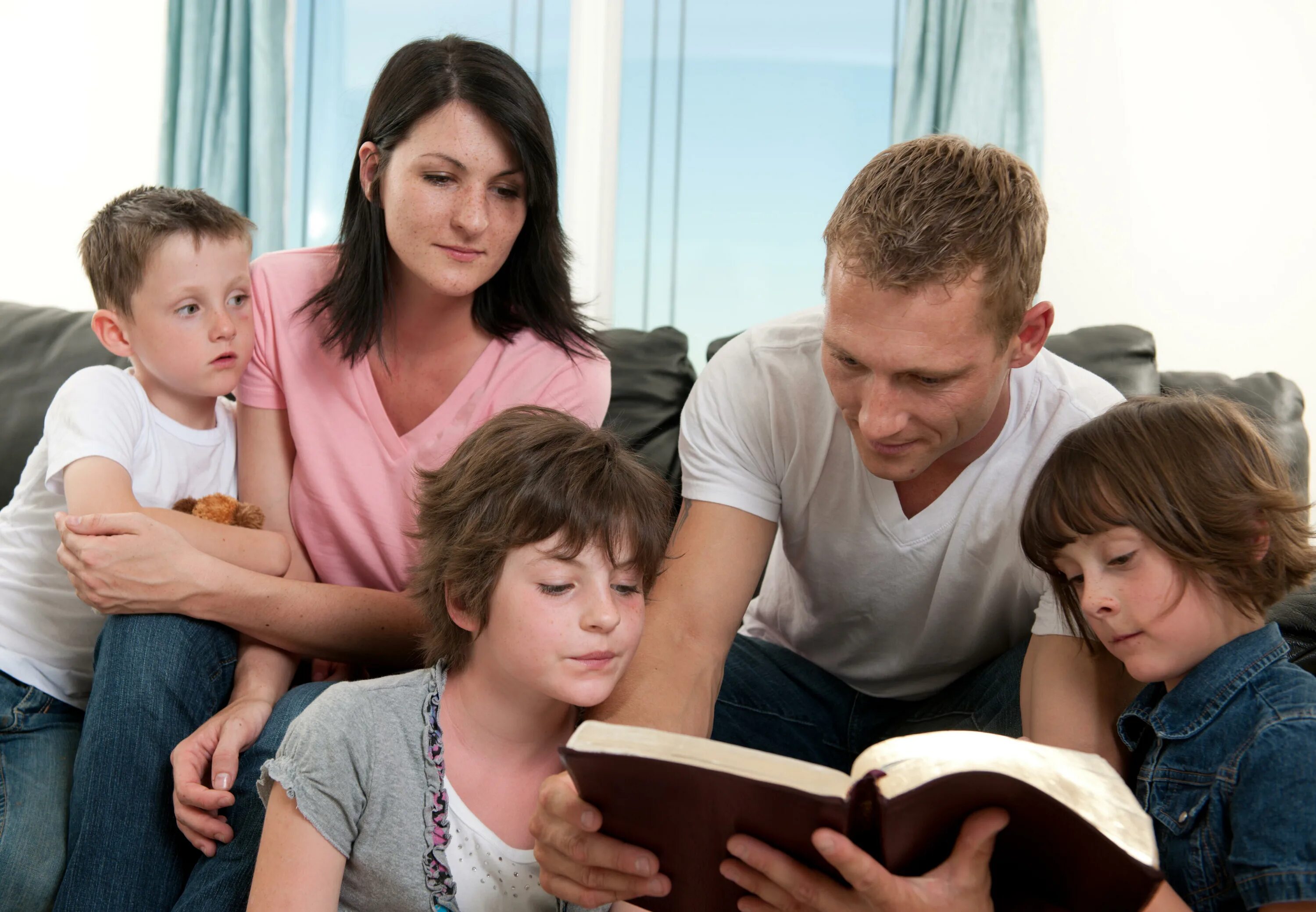 Куда отдают родители детей. Чтение библии в семье. дети и родители вместе. семья читает библию. библия для семейного чтения.