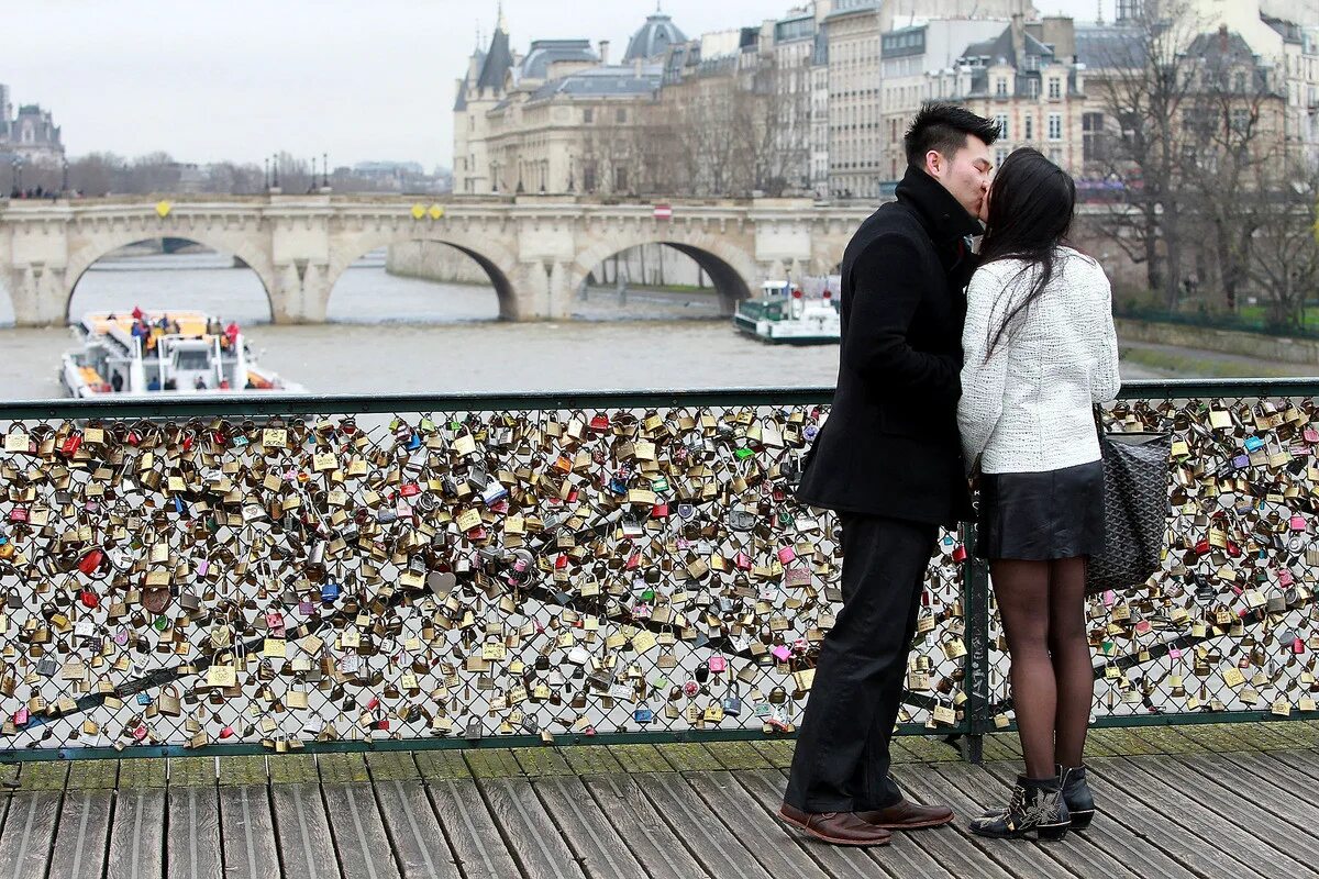 Апрель город любовь. Pont des Arts в Париже. Мост влюбленных в Париже. Мост с замочками в Париже. Влюбленные на мосту.
