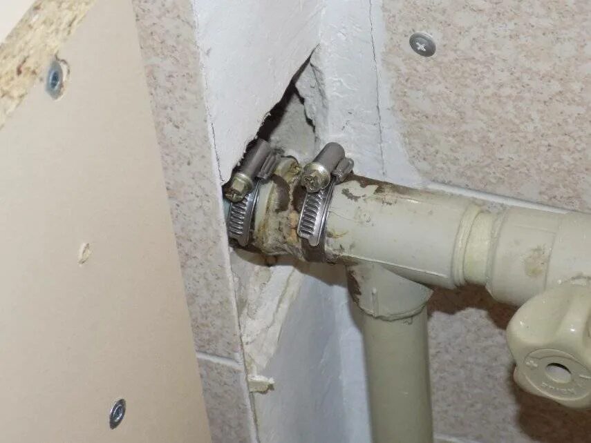 Протечка трубы отопления. Протечка пластиковой трубы. Протечка пластиковой трубы. Стыки полипропиленовых труб текут. Лопнула полипропиленовая труба.