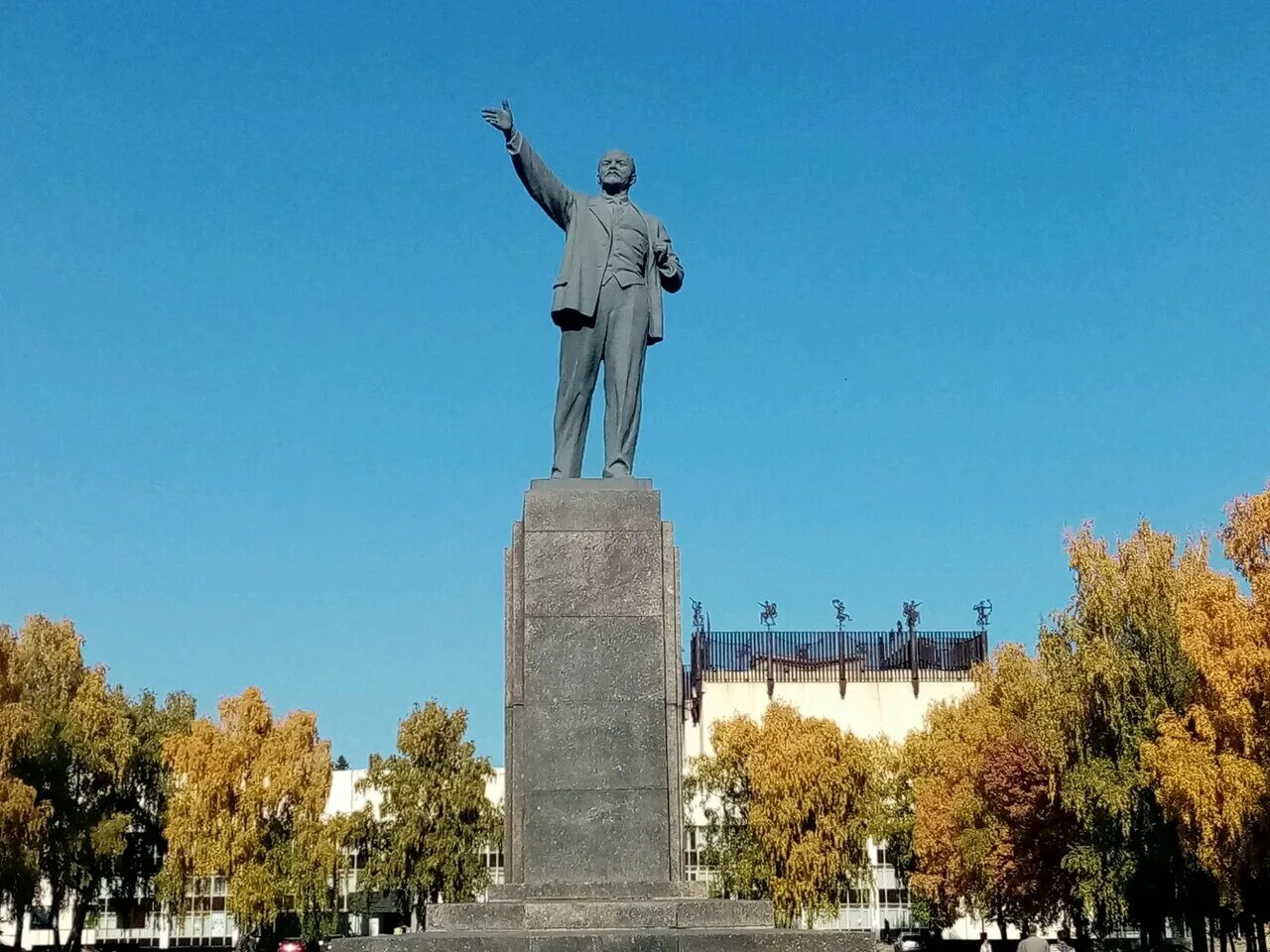 Памятник ленину в уфе. Памятник ленина в уфе. статуя ленина горсовет уфа. памятник ленину в уфе в сквере ленина. сквер ильича уфа.