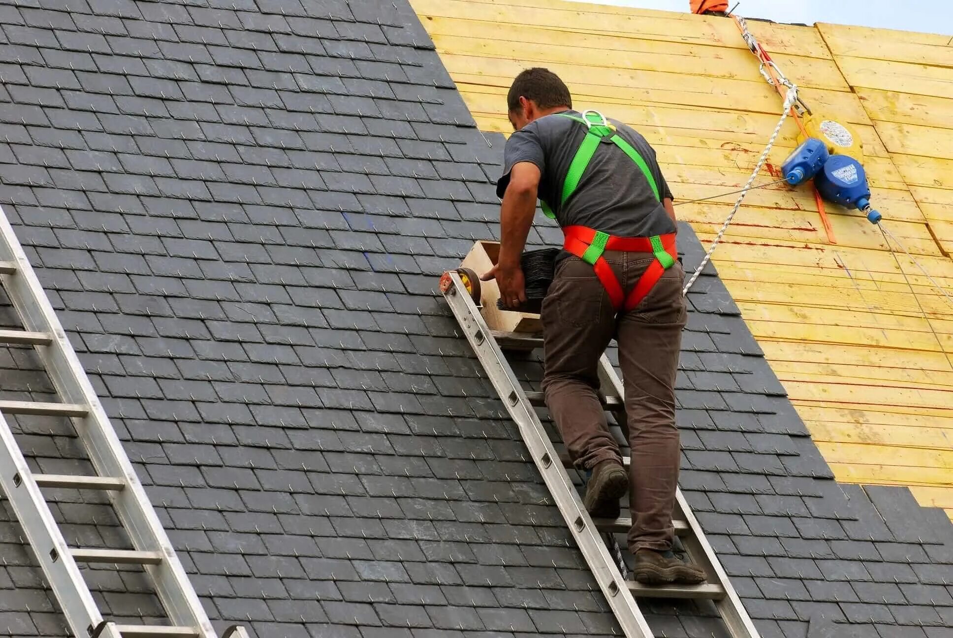 Укладка кровли. Монтаж кровли. Roof installation. Крыша из профнаст. Roof installation.