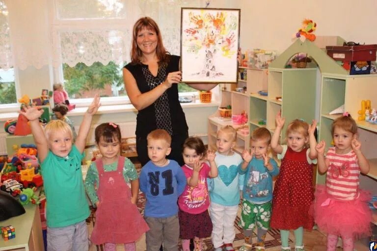 Помощник воспитателя в частный сад. Воспитатель детского сада. воспитатель в садике. воспитательница в детском саду. помощник воспитателя в детский сад.