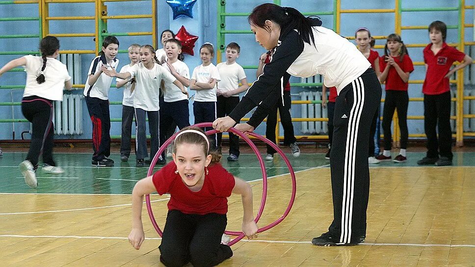 Урок физической культуры. Физкультура в школе. Школьники на физкультуре. Физкультура в старших классах. Физические мероприятия в школе