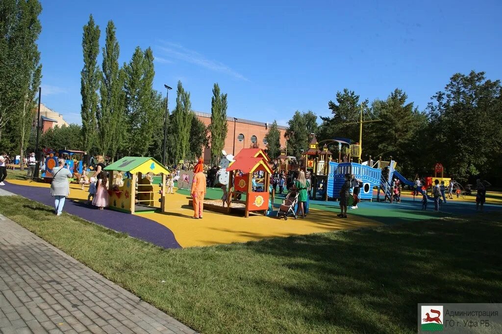 Парк победы уфа. Площадка весной. Парк победы уфа детская площадка. Парк для детей уфа. Уфимский парк якутова.