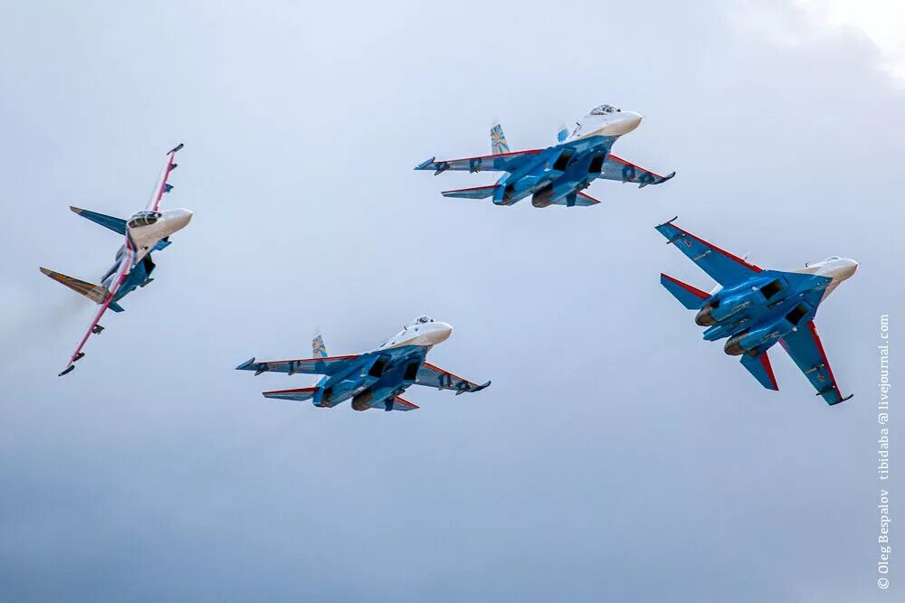 Витязь город. 45 витязи. Су-27 русские витязи старая окраска. Русские витязи обои на рабочий стол. Русские витязи пилотажная группа.