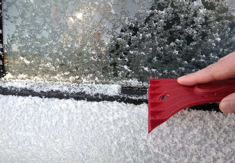 для очистки лобового стекла от льда. иней на стекле автомобиля.