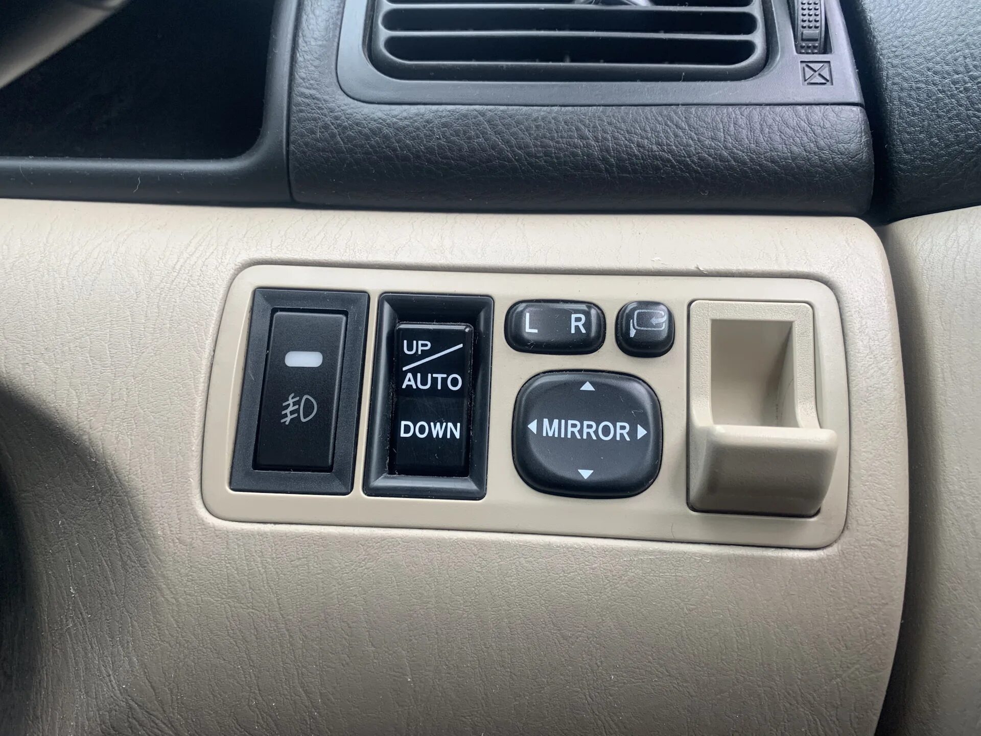 Кнопки управления тойота. Кнопка птф prius 30 toyota. toyota spacio 2001 кнопка птф. кнопка птф 450 тойота ноах. toyota prius 2001 кнопки.