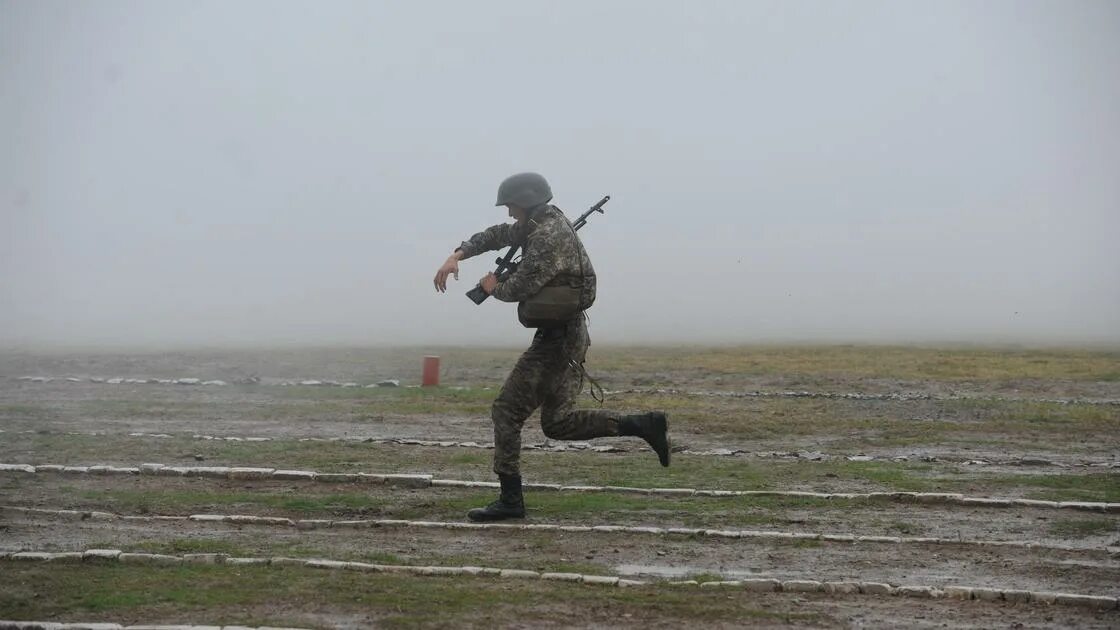 Казахстан сбежавшие. Солдат бежит. Фото солдата. Российский солдат. Российские военные.