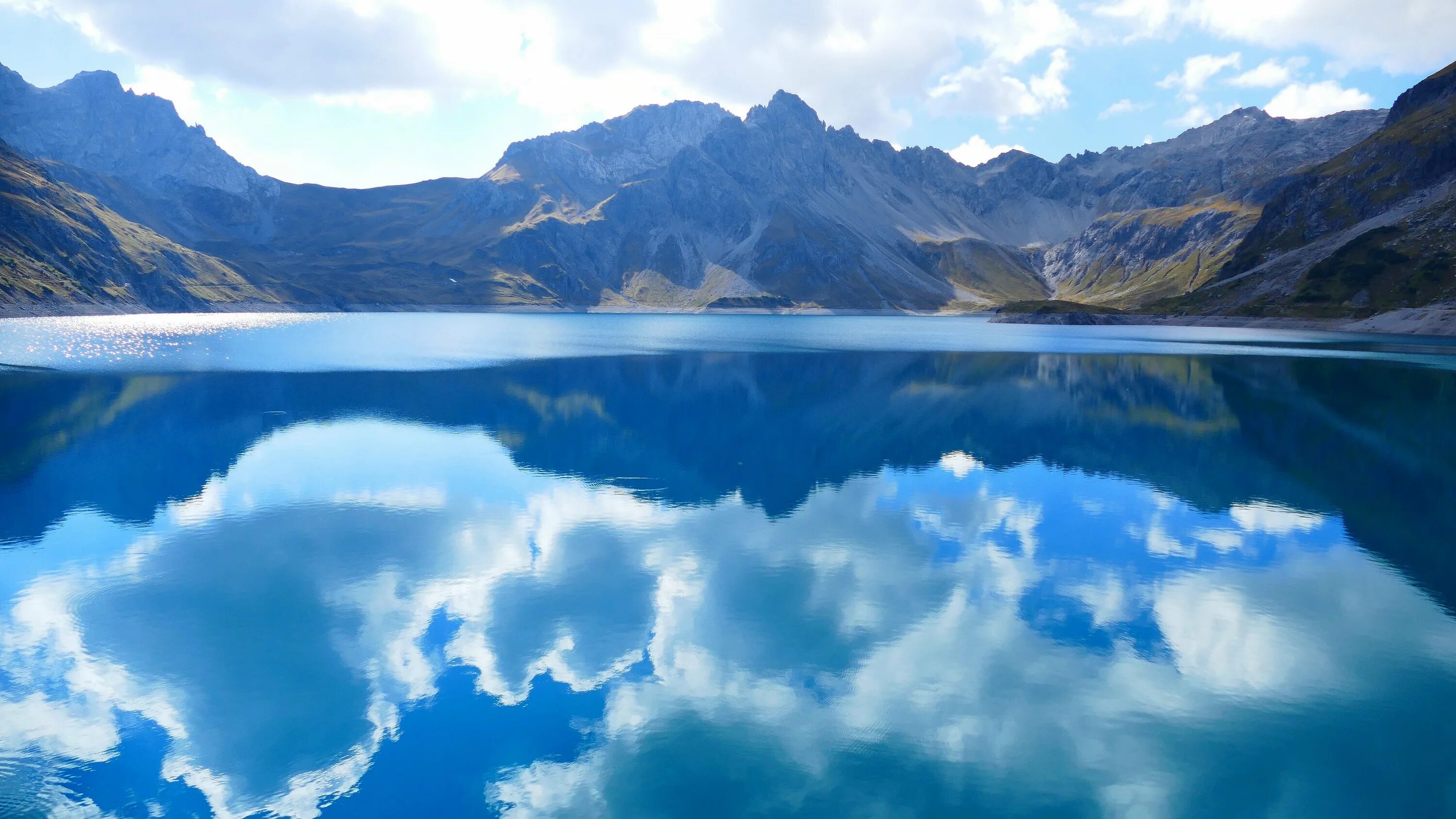 Голубое озеро Хоккайдо. Озеро Тобаварчхили. Блу Маунтис горы. У озера. Озера восточной европы