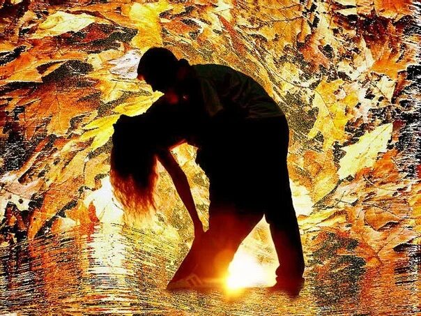 Листья в воздухе. Уходит осень. Осень кружит. Листья для танца. Без кружит.