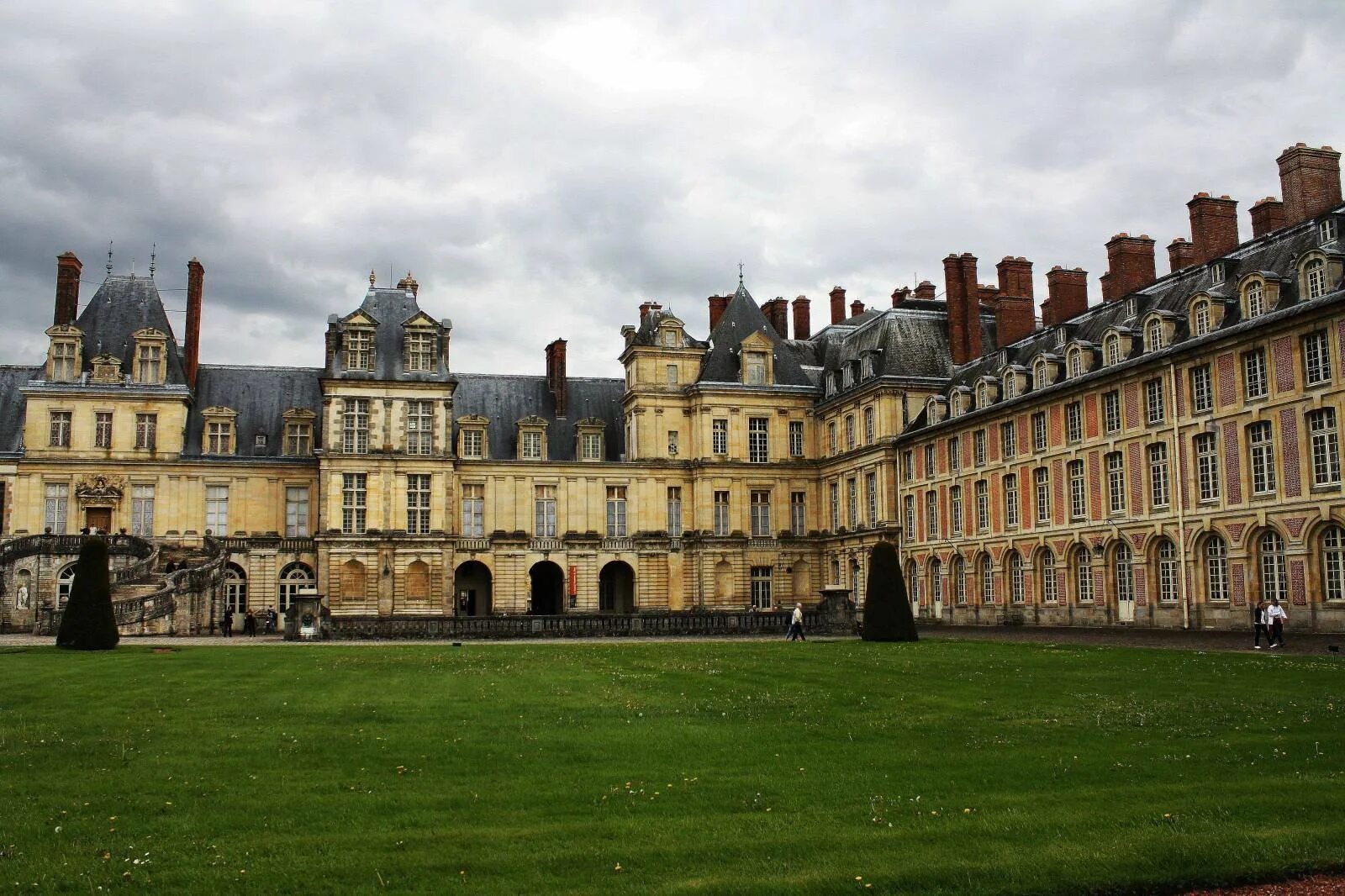 Дворец-замок во-ле-виконт близ мелена. Париж). Фонтенбло замок французских королей. Дворцовые комплексы - люксембургский дворец и дворец пале-рояль. Замок фонтенбло франция.