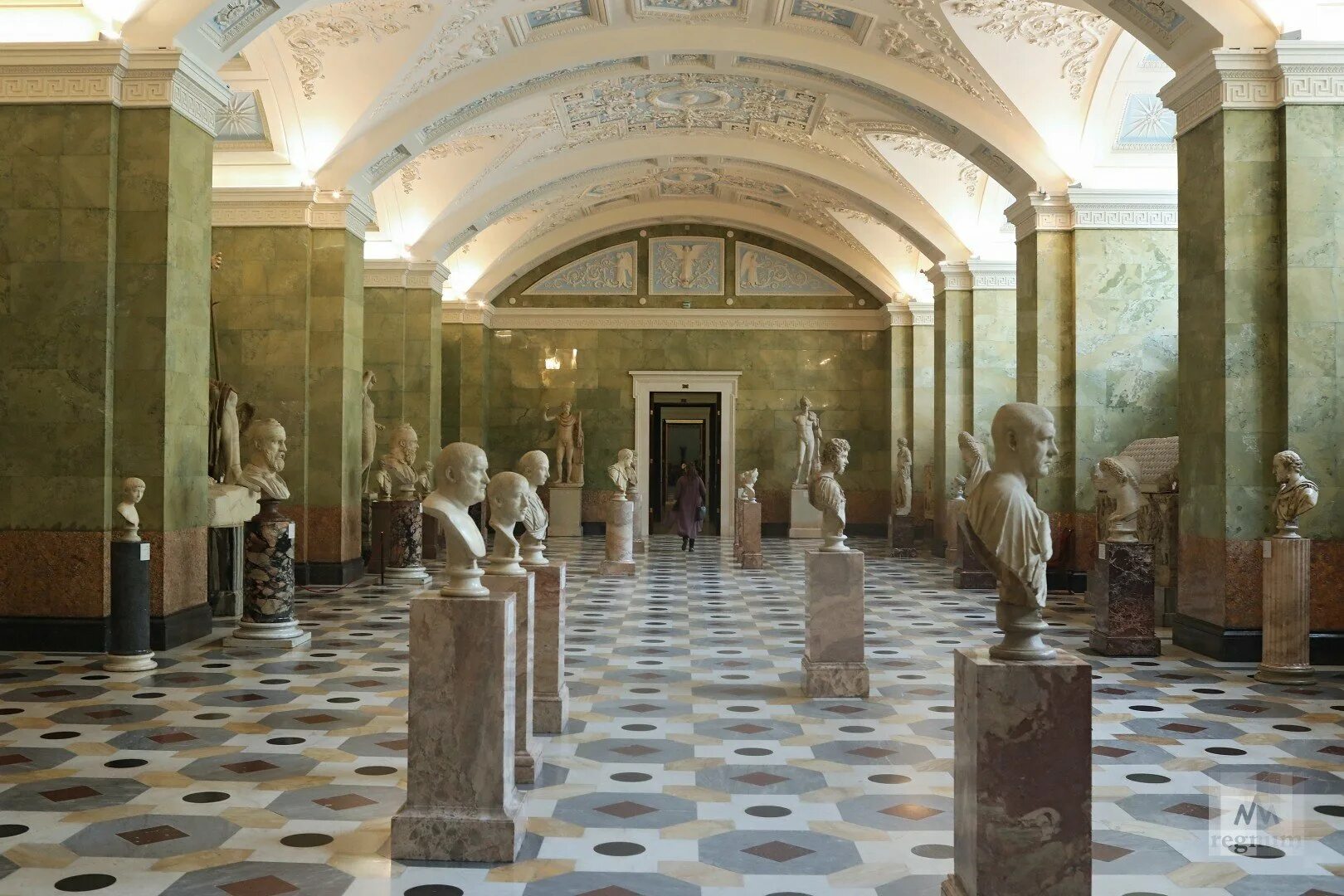 Зал древностей. Луиджи премацци античный зал эрмитажа. римский дворик в эрмитаже. эрмитаж древняя греция экспонаты. эрмитаж зал древней греции.