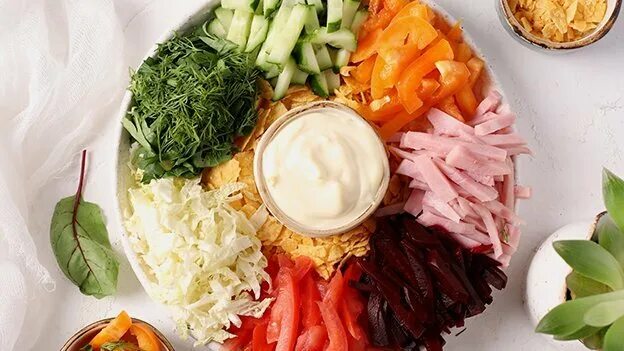 Салат калейдоскоп. Салат козел в огороде. Салат кучками. Салат кучками. Козий огород.