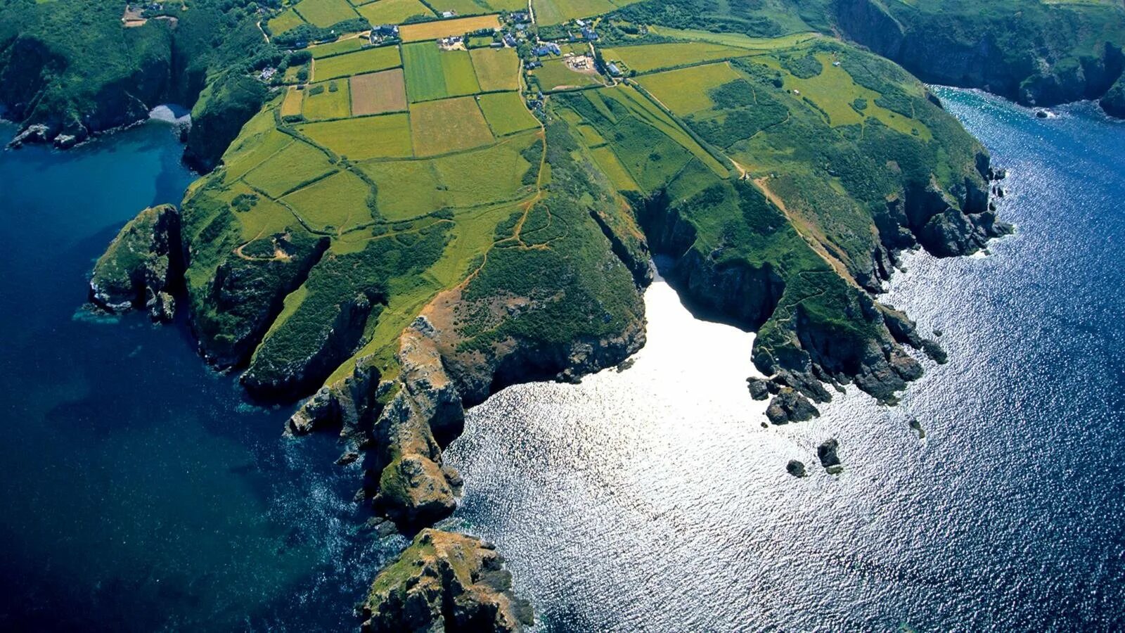 Большие острова европы. Остров Сарк нормандские острова. Остров Сарк Великобритания. Нормандские острова о Сарк. Инис Биг остров.