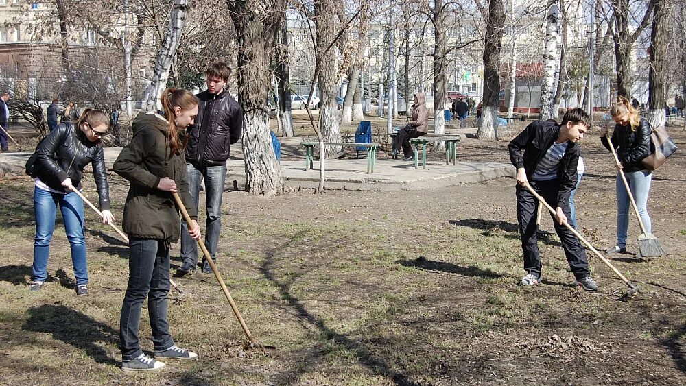 Субботник в выходной день законно ли. Девушки на субботнике. Первый субботник. Субботник фото картинки. Площадь субботников.