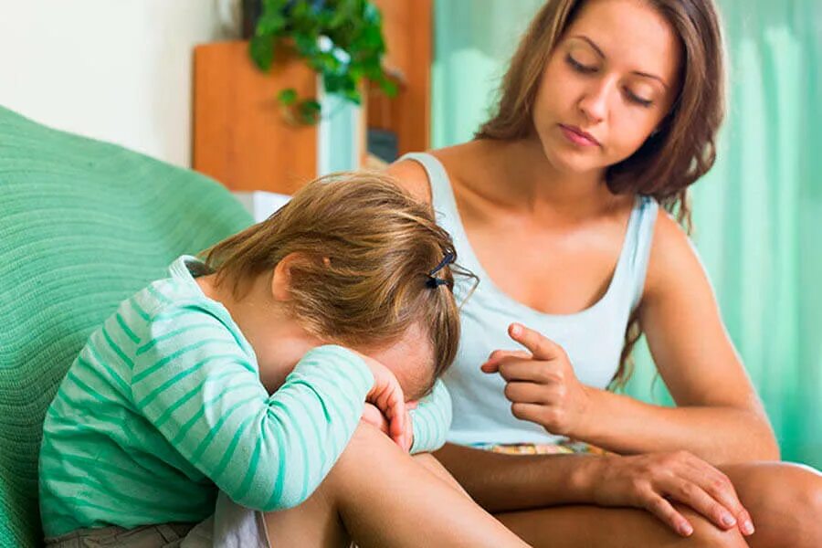 Ребенок кричит. Родители ругают ребенка. Ругается мама девочка. Мама разговаривает с подростком. Ругается мама девочка.