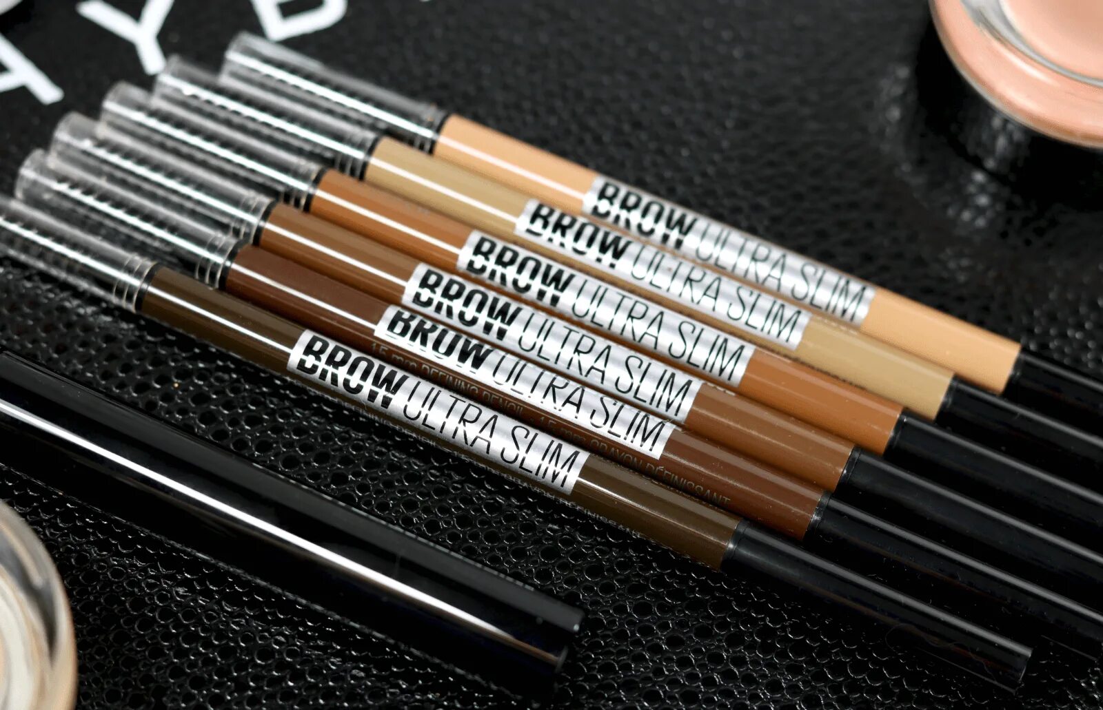 Ultra brow. Maybelline Ultra Slim. Brown Ultra Slim Maybelline. Maybelline карандаш для бровей Brow Ultra Slim. Maybelline Brow Ultra Slim Medium Brown.