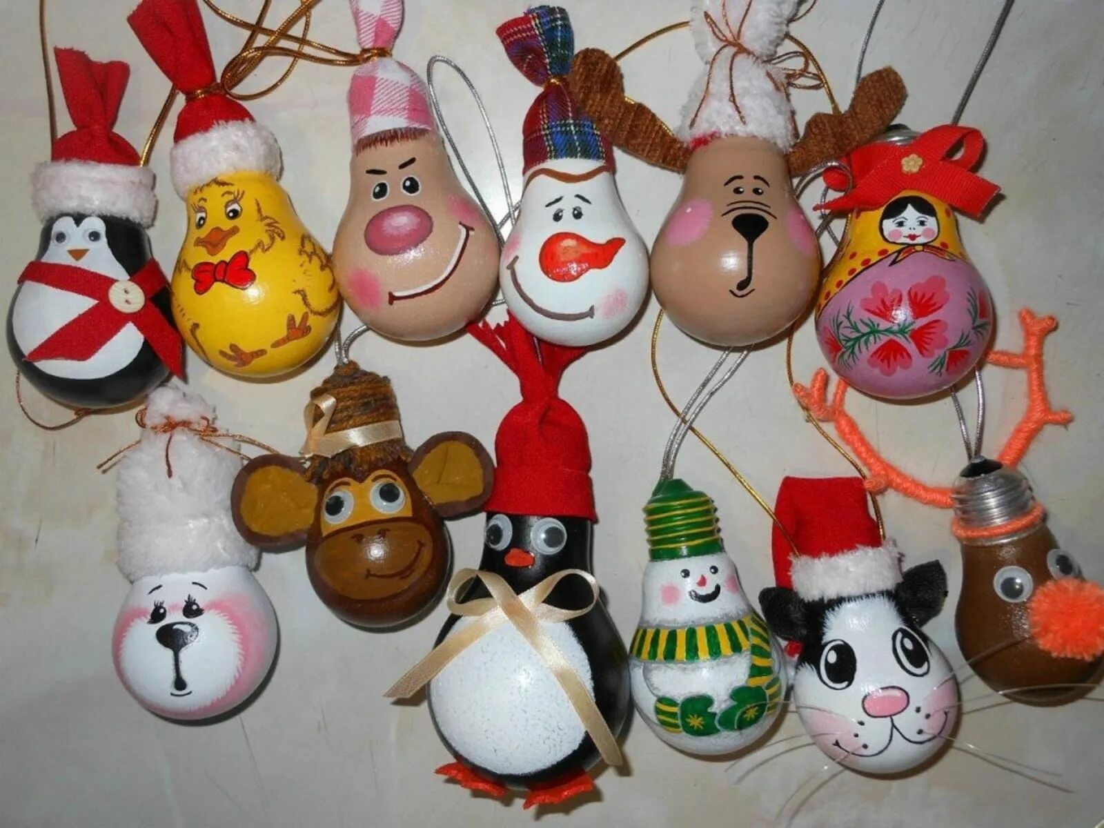 Елочные игрушки из лампочек. Фото с сайтов https://www.etsy.com www.kelseybang.c