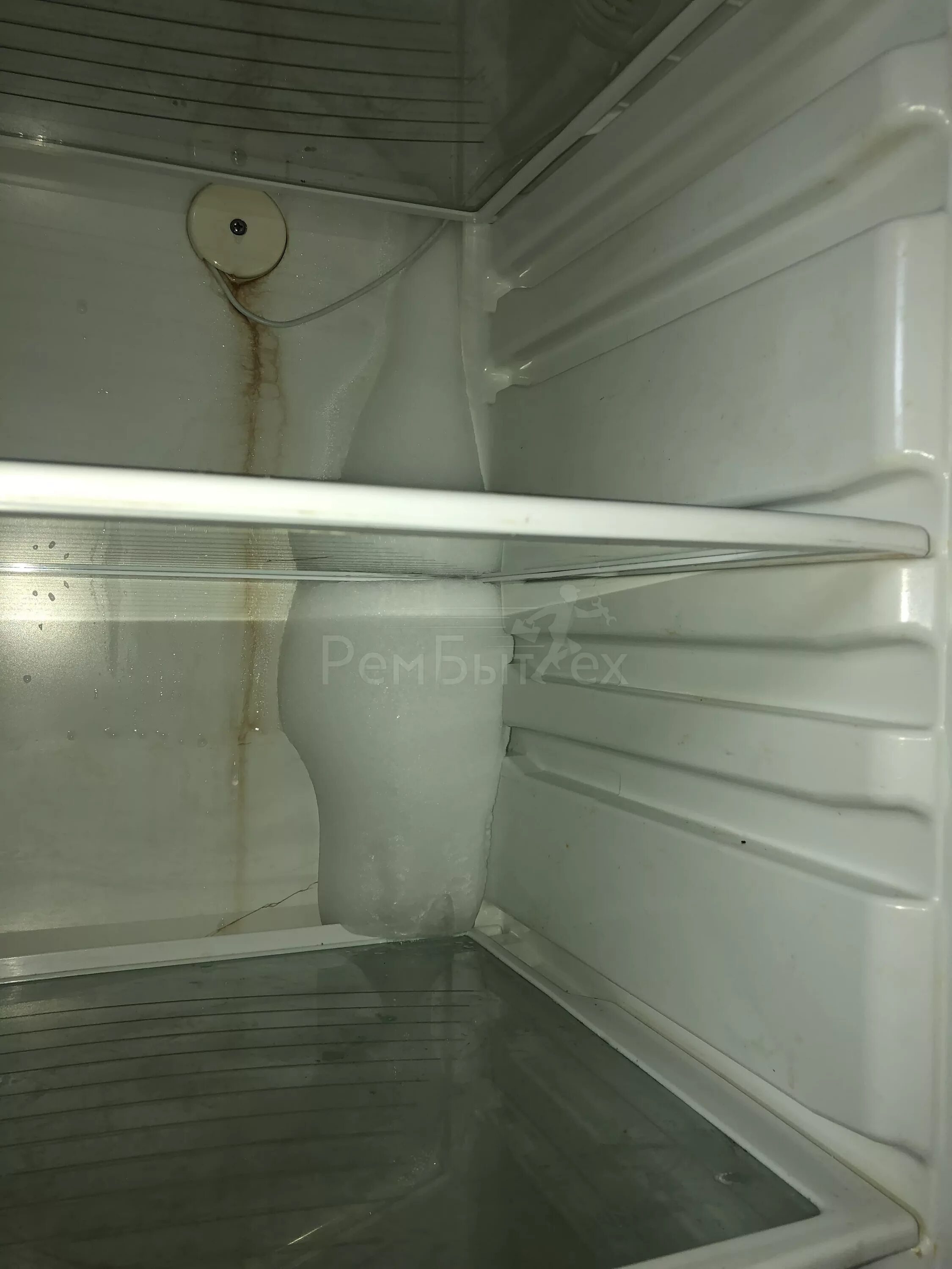 Почему в холодильнике образуется лед. Холодильник Индезит намерзание. Холодильник Bosch Cooler обмерзает задняя стенка. Стинол 117 задняя стенка. Холодильник Стинол отверстие внутри.