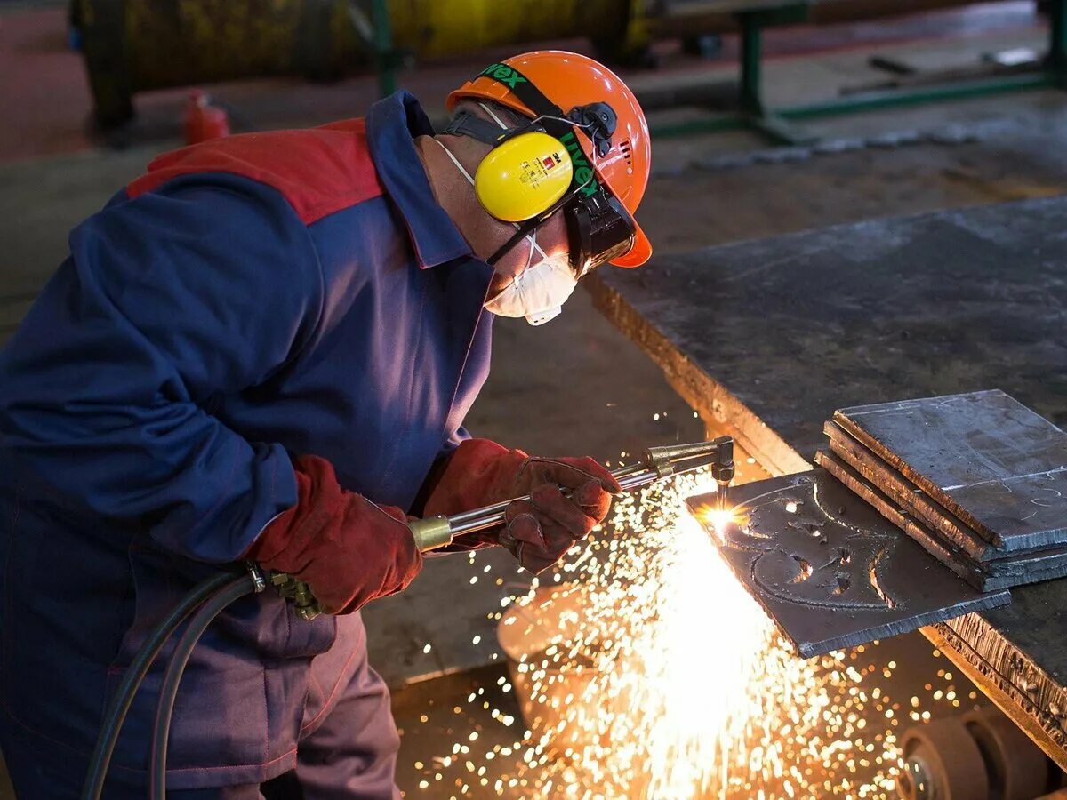 Газорезчик. ОМК Объединенная металлургическая. ОМК Объединенная металлургическая компания лого. Резчик ручной кислородной резки. Газорезчик / резчик ручной кислородной резки.