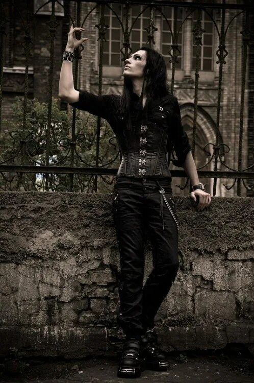 Готы ростов. Merlin mensen готы. Victorian Vampire goth стиль. Androgyn goth.