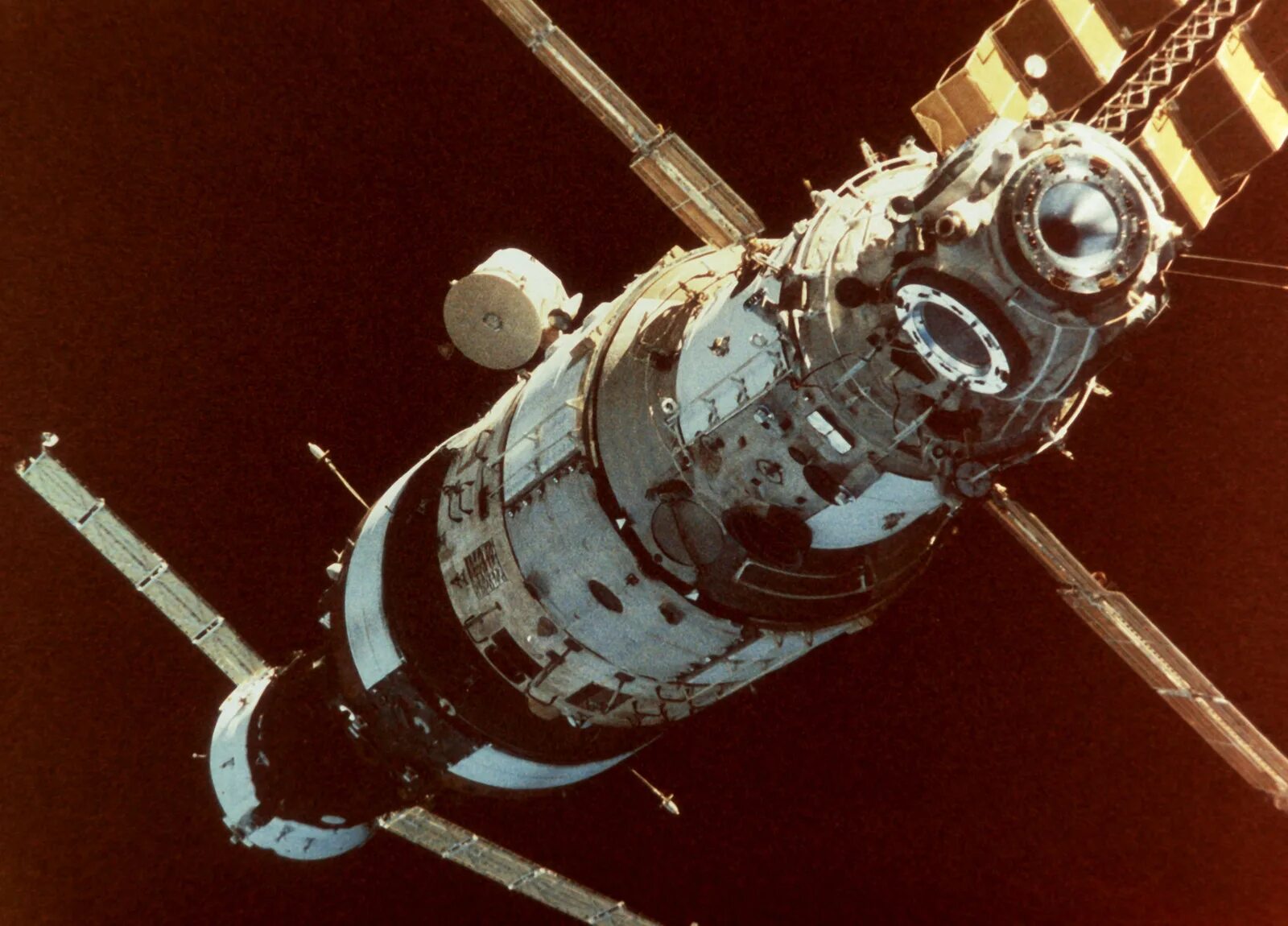 Первая орбитальная станция модульного типа. Станция мир 1986. 1986 запущена советская орбитальная станция «мир». станция мир 1988. базовый блок орбитальной станции «мир».