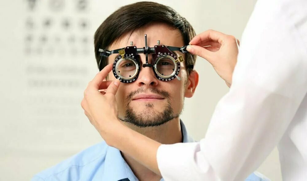 Работа плохое зрение. Человек в очках. Очки окулиста. Люди в очках для зрения.