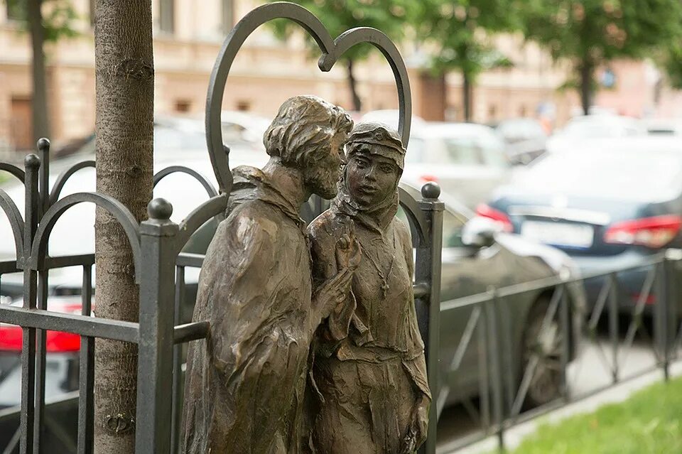 Памятник Петру и Февронии в Санкт-Петербурге. Памятник Петру и Февронии в Санкт-Петербурге на улице Чайковского. Памятник любви и верности Петру и Февронии в Муроме. Памятники любви верности в омске