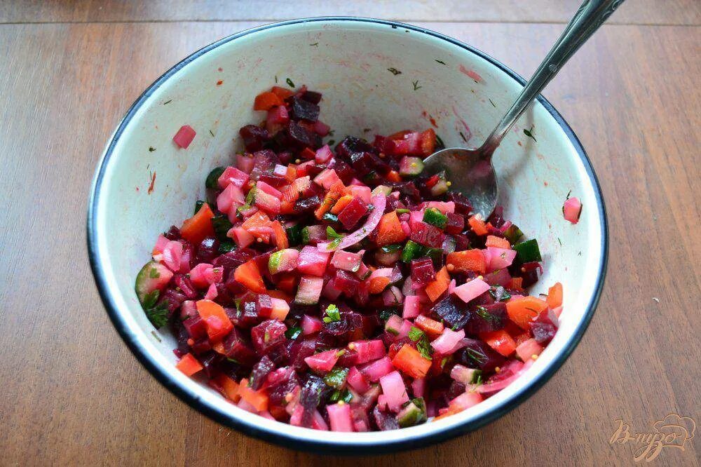 Винегрет с солеными огурцами. Винегрет с горошком. Салат винегрет ингредиенты. Винегрет с солеными огурцами. Салат винегрет с сельдью.