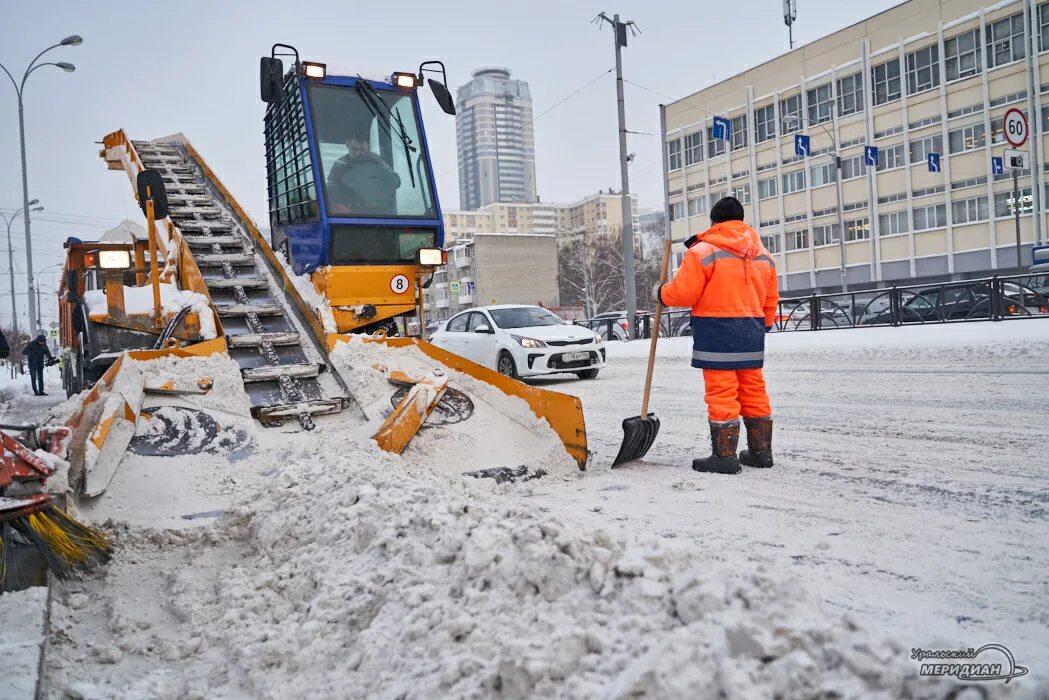 Екатеринбург сугробы. Уборка снега. Железнодорожное дэу екатеринбурга фото. Коммунальные службы екатеринбурга. Железнодорожное дэу.