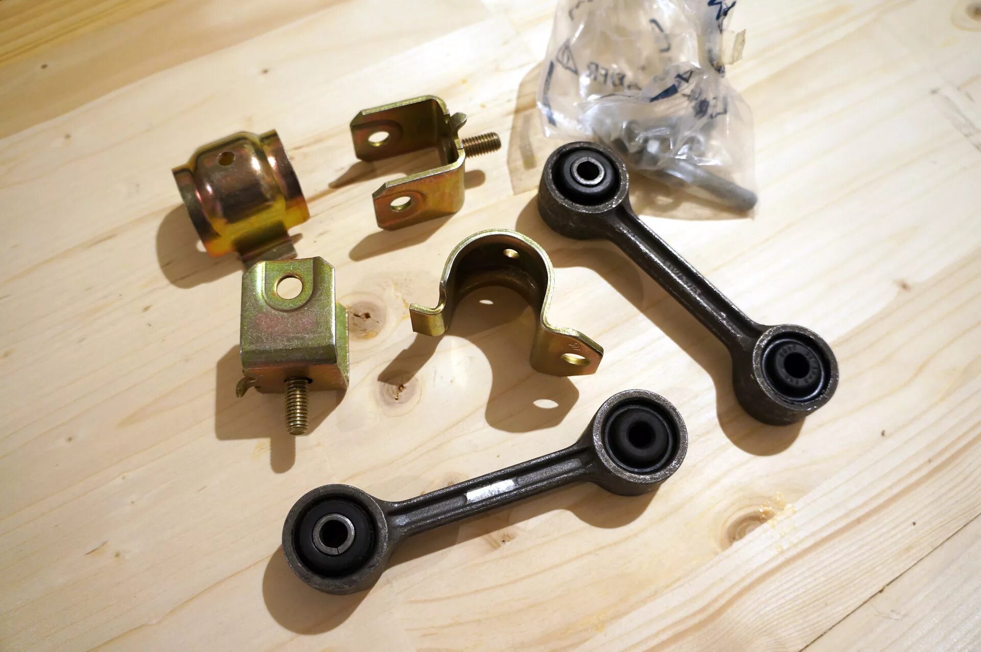 Кронштейн стойки стабилизатора. Кронштейн стойки стабилизатора. Кронштейн стабилизатора вольво fh. Стойка стабилизатора калина 2. Кронштейн стойки стабилизатора.