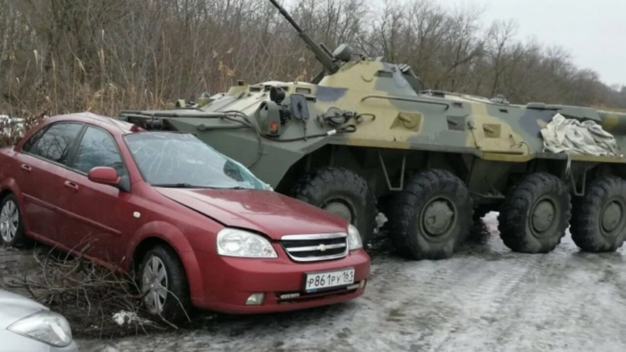 Военные останавливают машины. БТР 80 Росгвардии. БТР 82в Росгвардия. БТР 80 ДТП.