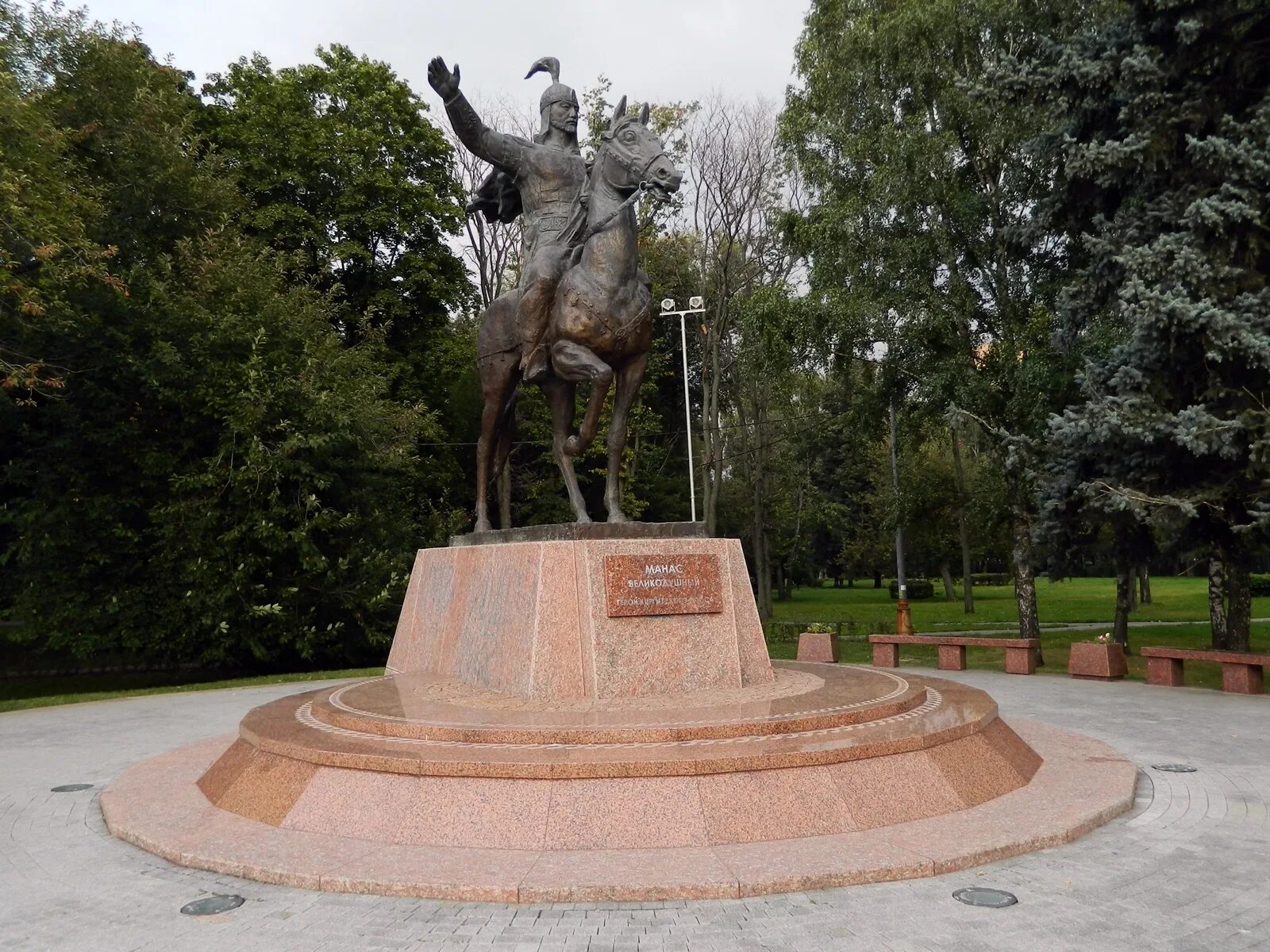 Памятник былинному герою. Памятник манасу великодушному. памятник манаса в москве. манас великодушный памятник. памятник манасу в кыргызстане.