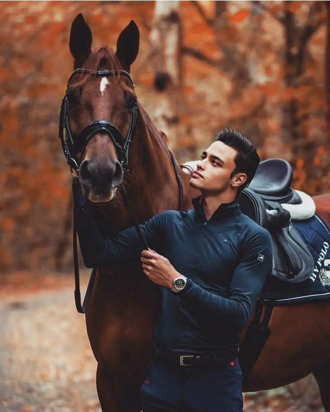 Парень на коне. Мужчина на лошади. Красивый парень с лошадью. Мужчина на коне.