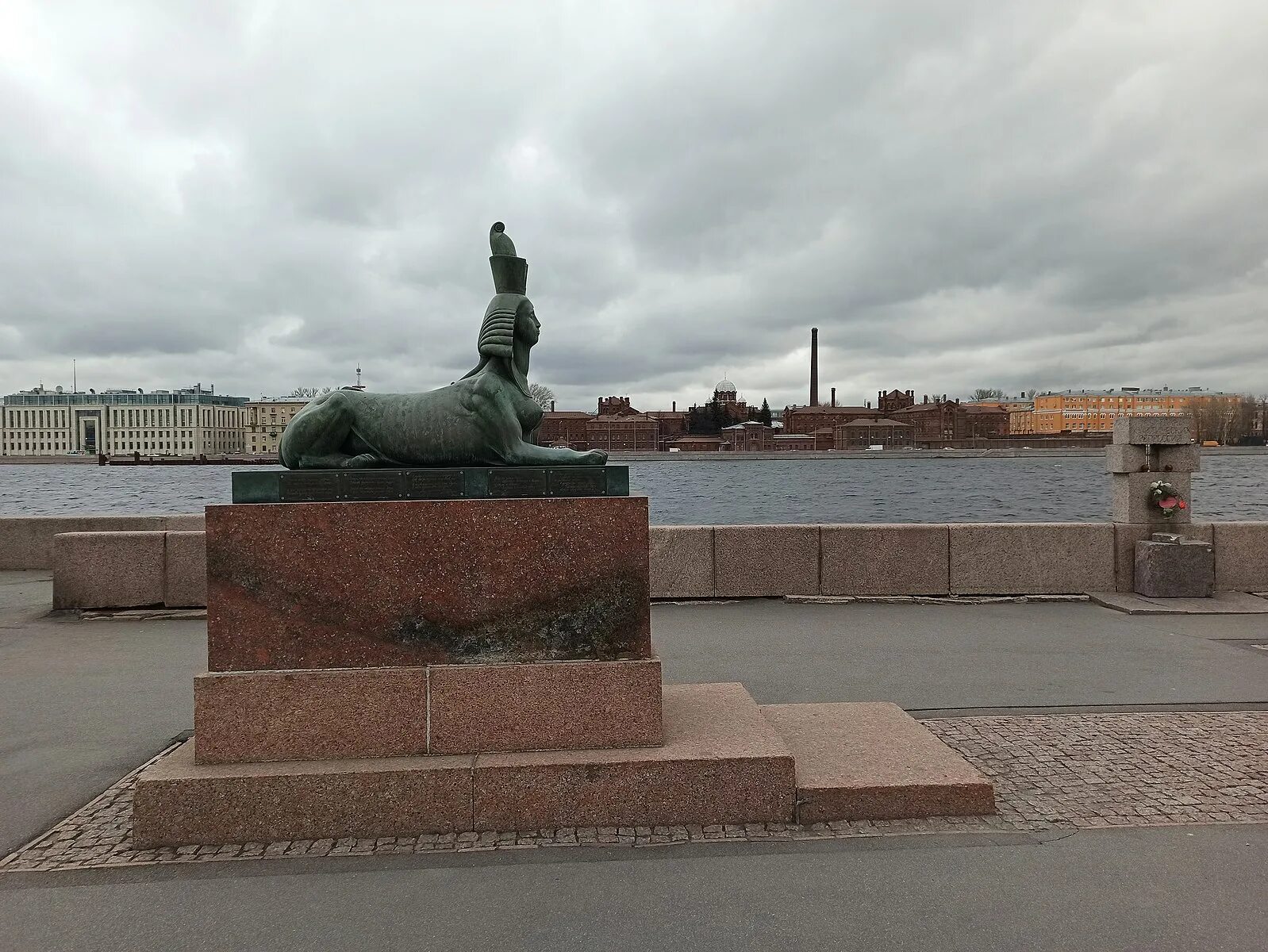 Памятник жертвам репрессий в санкт петербурге. Сфинксы шемякина воскресенская набережная. памятник жертвам политических репрессий санкт-петербург шемякин. воскресенская набережная памятник жертвам политических репрессий. сфинкс жертвам политических репрессий санкт-петербург.