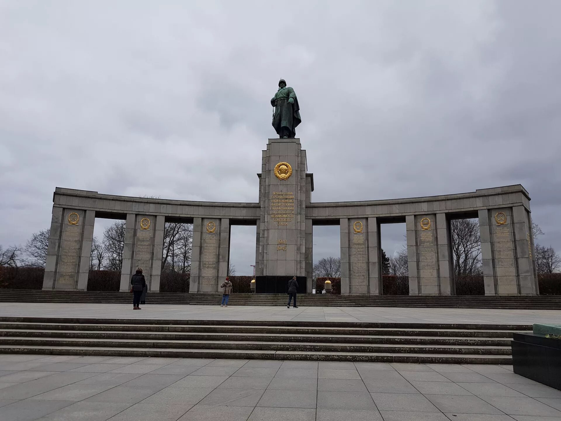 Памятник советским воинам. Мемориал павшим советским воинам в берлине. тиргартен в берлине мемориал. мемориал павшим советским воинам в тиргартене. мемориал павшим советским воинам в тиргартене в берлине.
