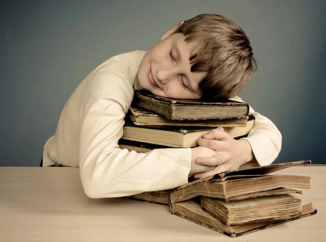 Книги читать скуки. С книгой в обнимку. Мальчик обнимает книгу. Книги про объятия. Человек в обнимку с книгой.