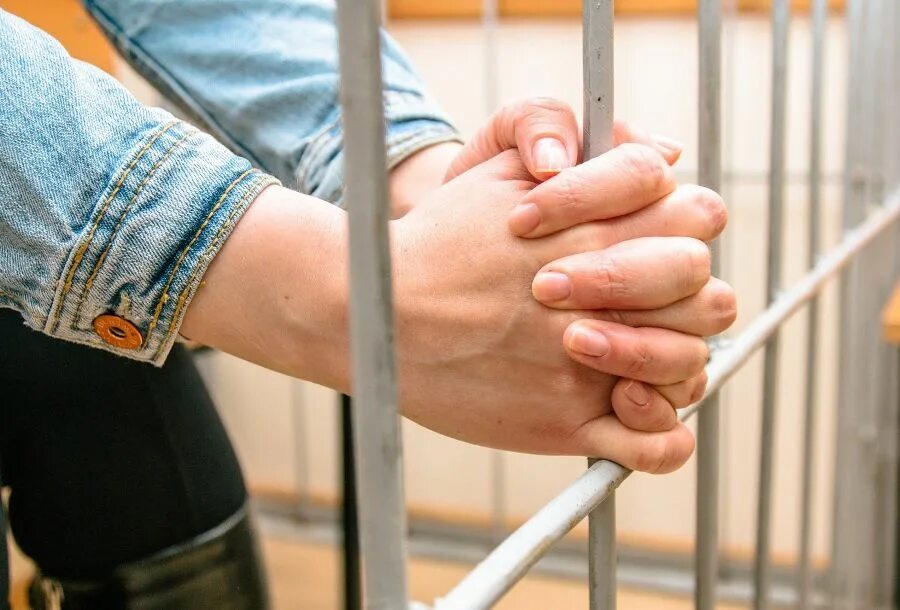 Задержание обвиняемого. Заключение под стражу. Женская преступность. Женщина в тюрьме за решеткой. 2 года лишение свободы.