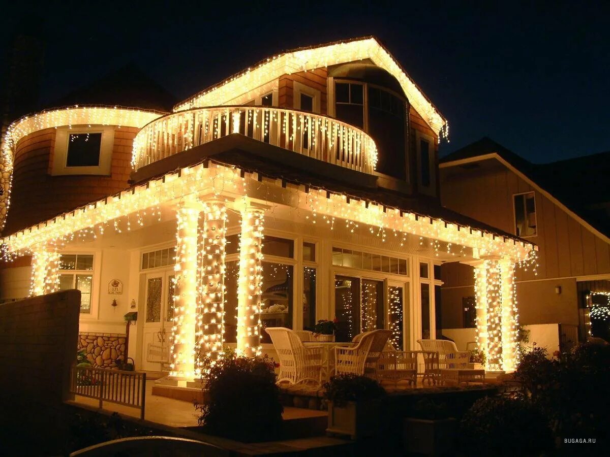 Новогоднее украшение загородного дома. Гирлянда на дом. Украшение гирляндами фасада дома. Украшение улиц гирляндами. Новогоднее украшение домов.