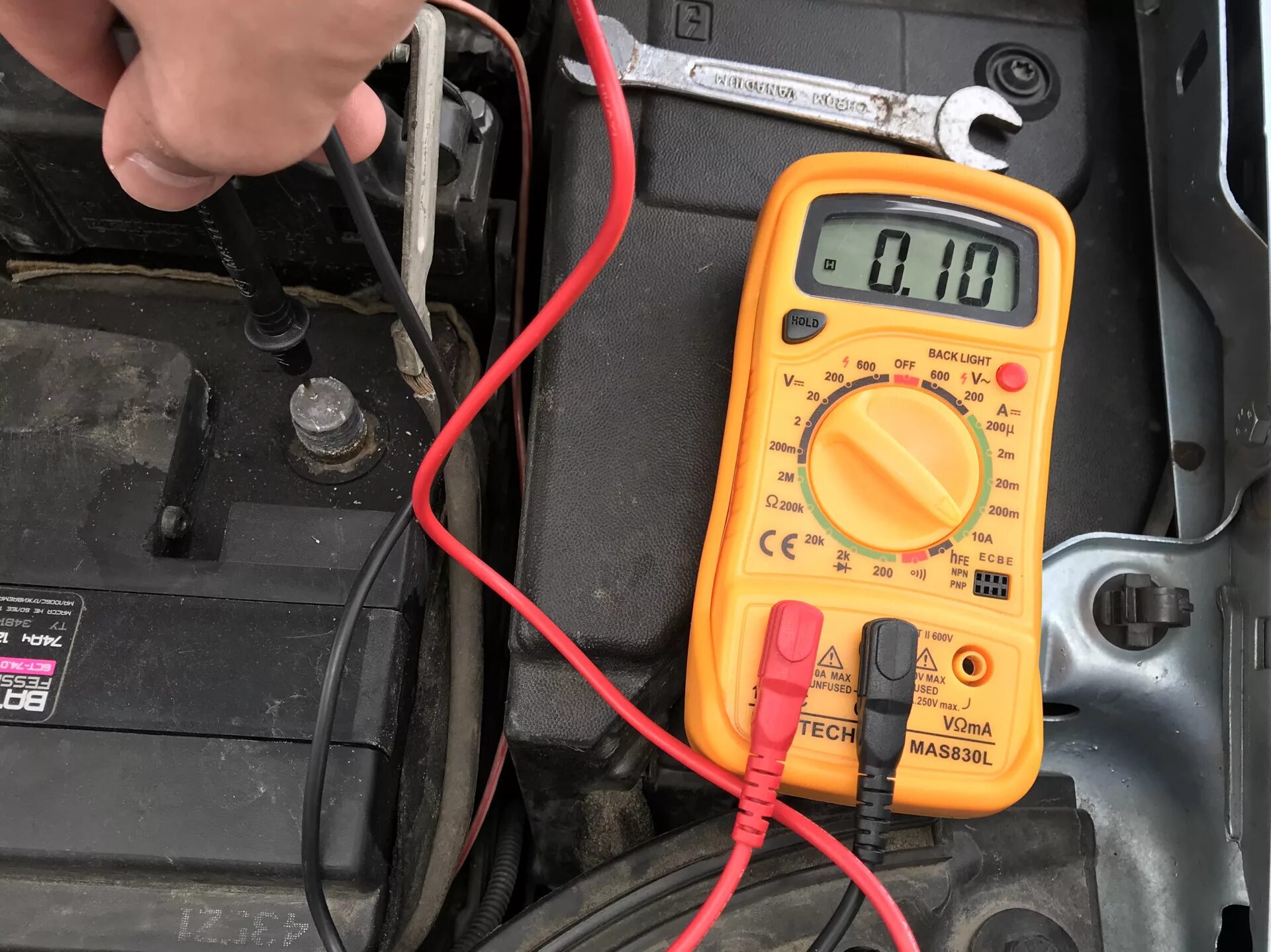 Мультиметр измерение напряжения 12 вольт. Мультиметр замерить утечку тока. Измерение тока утечки в автомобиле мультиметром. Мультиметр прозвонка 12 вольта.