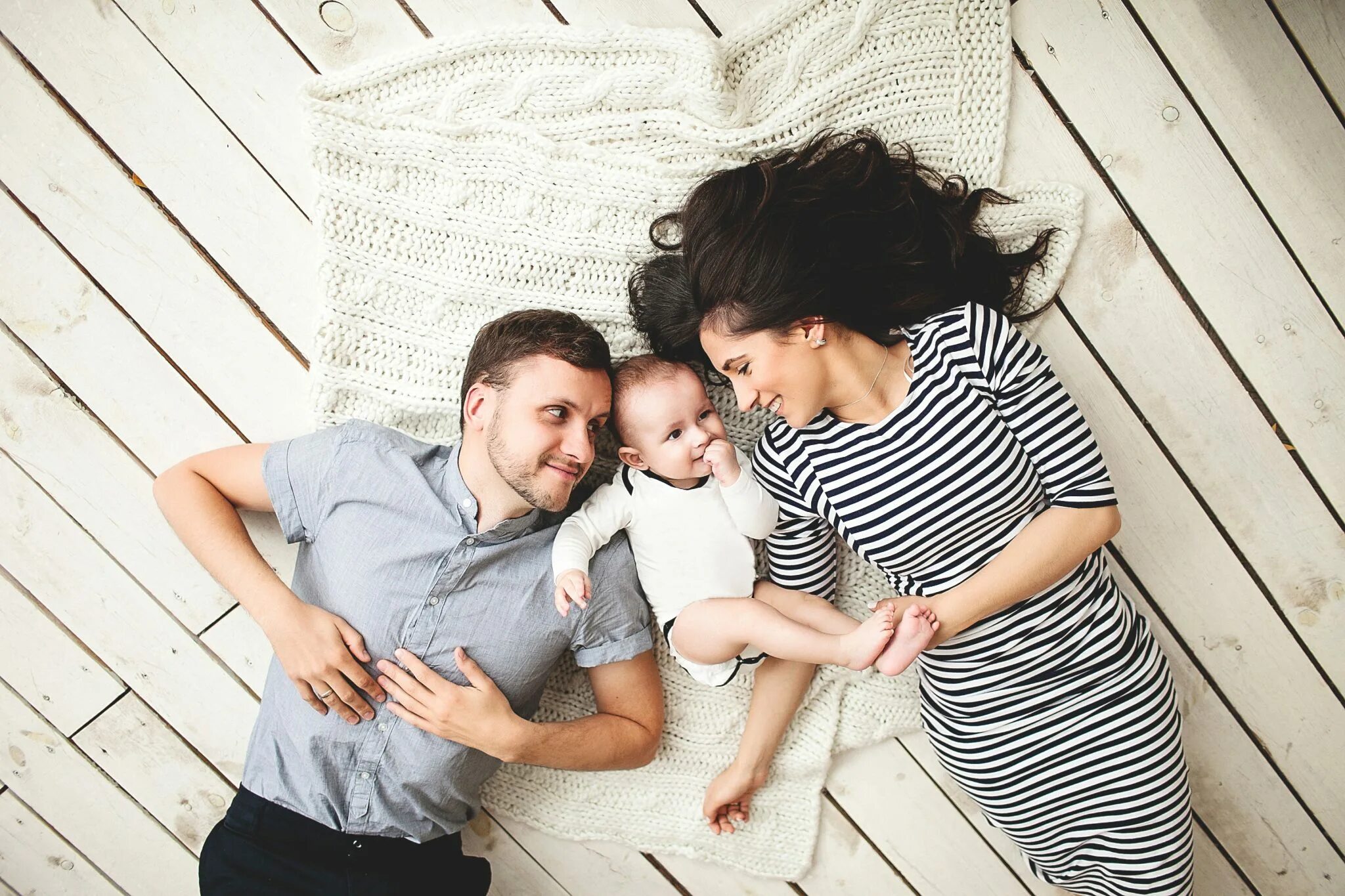 3 сына и дочка. Семейная фотосессия. Фотосессия с ребёнком с родителями. Семья с маленьким ребенком. Счастливая семья с малышом.